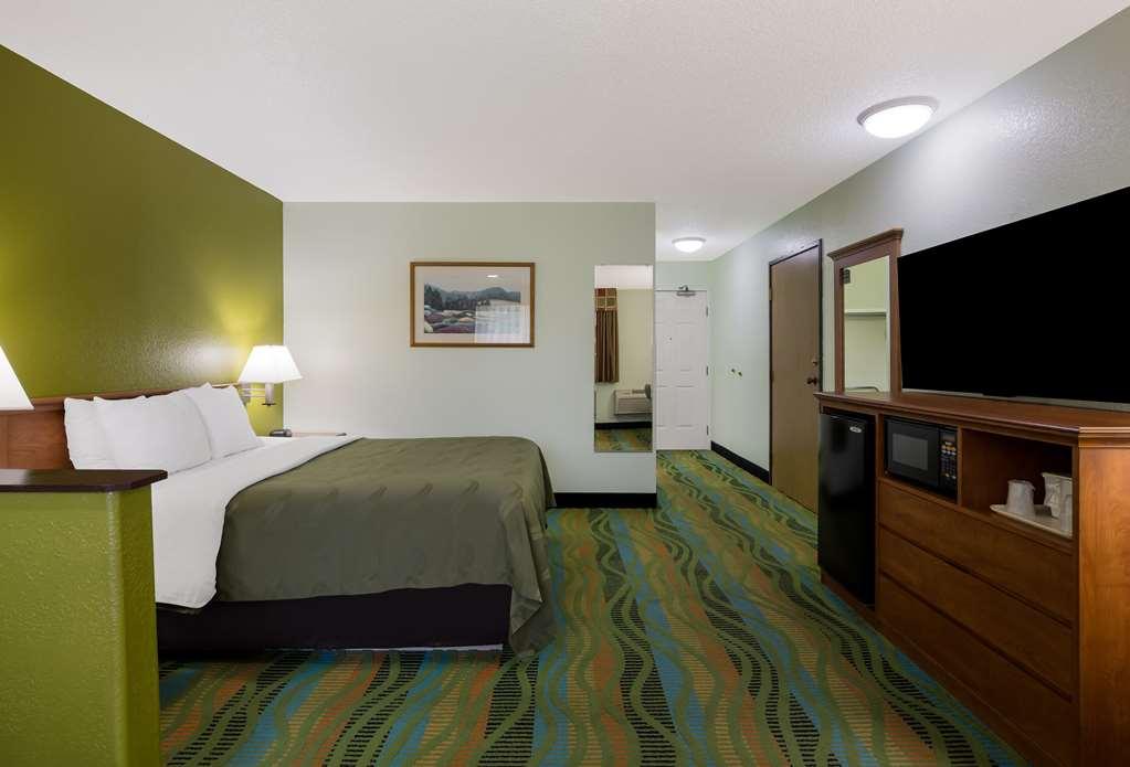 Quality Inn & Suites Medford Airport Room photo