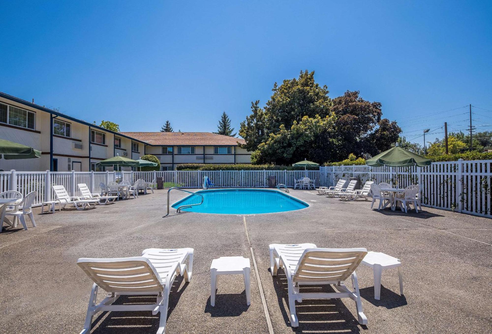 Quality Inn & Suites Medford Airport Exterior photo