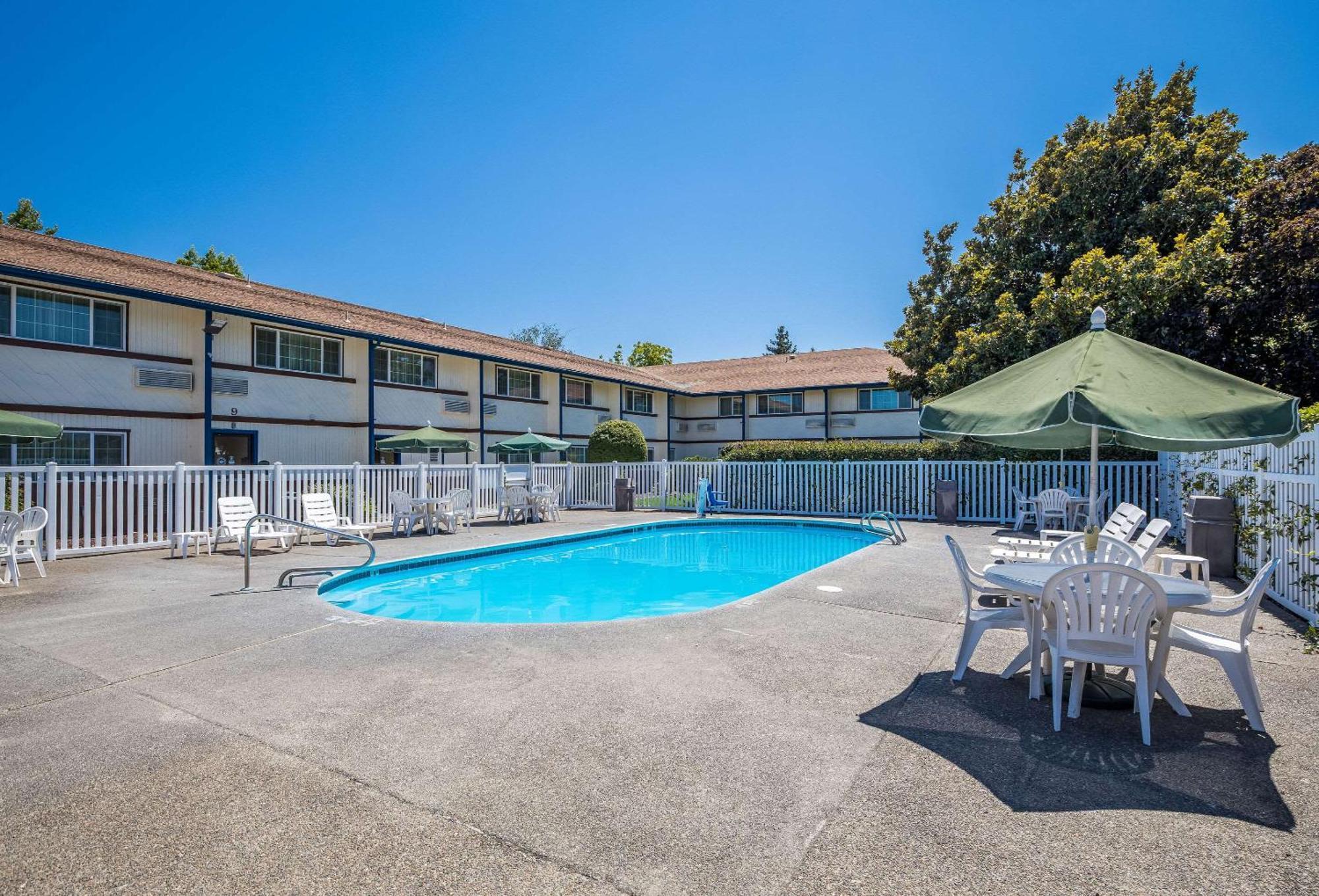 Quality Inn & Suites Medford Airport Exterior photo