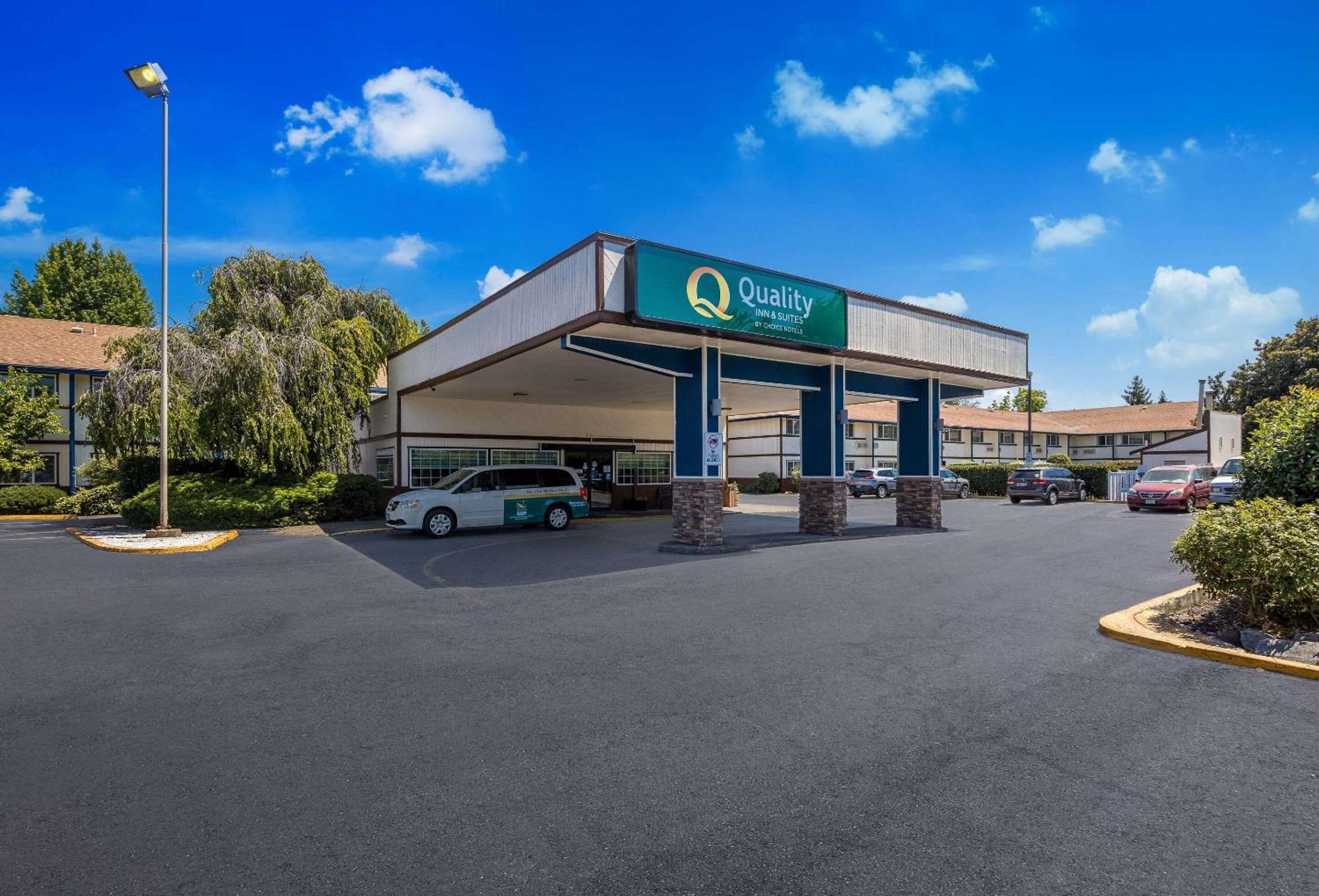 Quality Inn & Suites Medford Airport Exterior photo