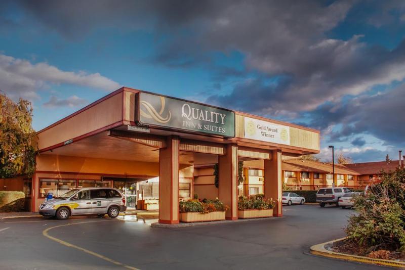 Quality Inn & Suites Medford Airport Exterior photo